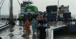 পৌনে এক ঘণ্টা পর পাটুরিয়া-দৌলতদিয়া নৌপথে ফেরি চলাচল শুরু